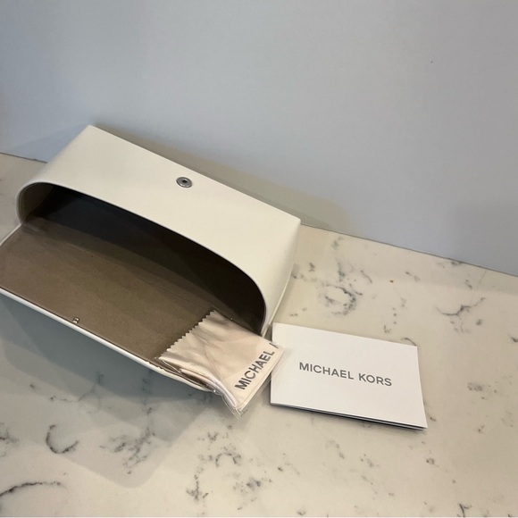 Michael Kors white glasses case - Picture 2 of 3